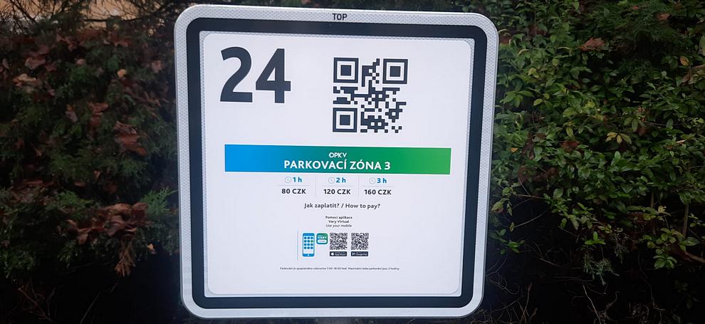 Totem s QR kódem pro zaplacení parkovného 