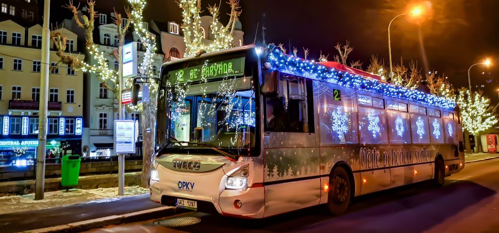 Vánoční bus ve městě