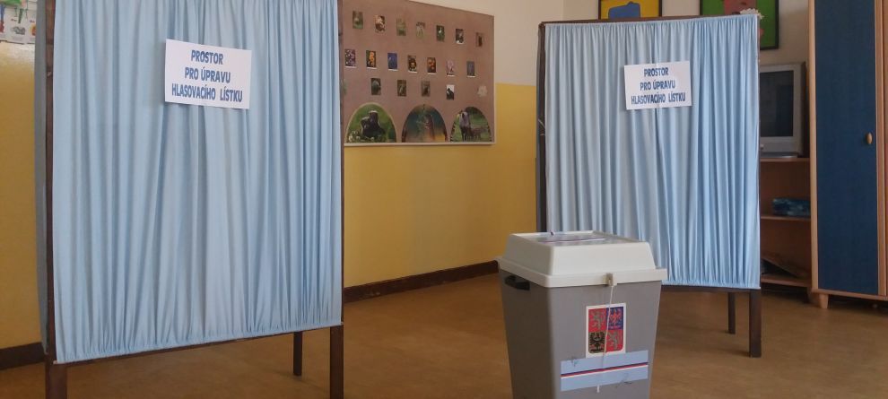 Volební místnost s volební schránkou