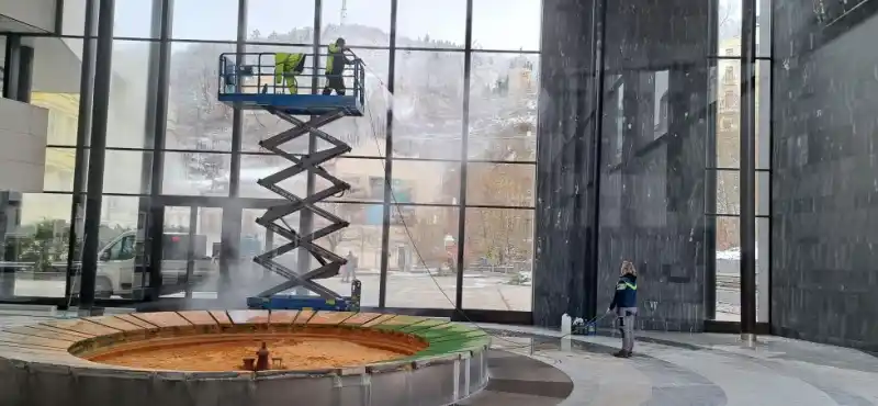 Mytí skel Vřídelní kolonády