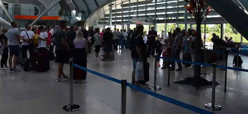 Cestující v letištní hale