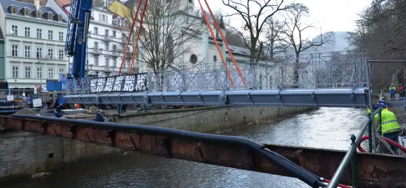 Usazení Goethovy lávky
