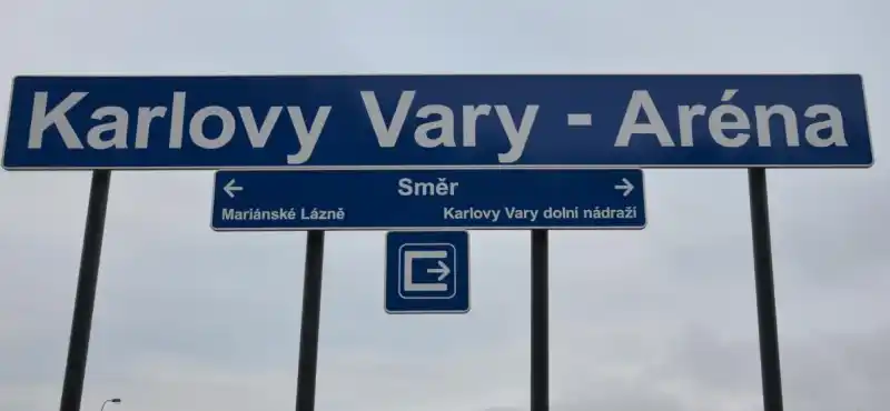 Tabule na nové železniční zastávce Karlovy Vary - Aréna