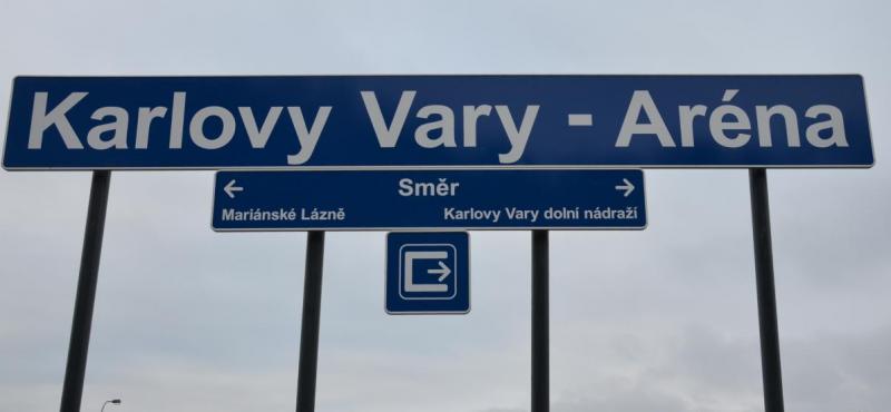 Tabule na nové železniční zastávce Karlovy Vary - Aréna
