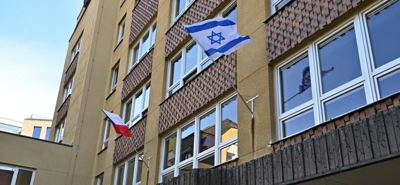 Česká a izraelská vlajka na budově karlovarského magistrátu 