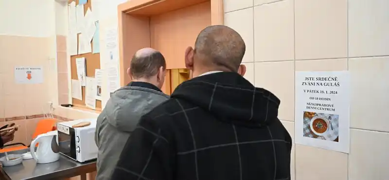 Vydávání guláše v Armádě spásy