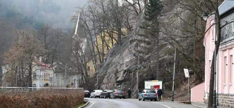 Skalní masiv u galerie