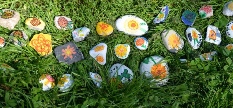 Srdce je poskládané z darovaných barevných kamínků