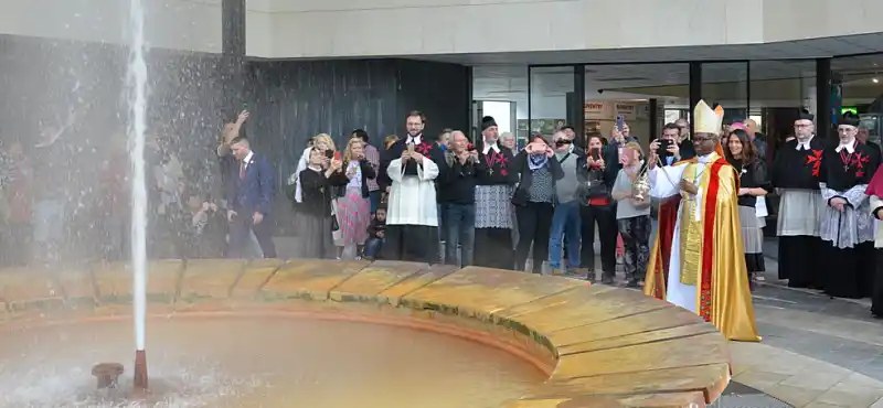 Papežský nuncius žehná Vřídlu