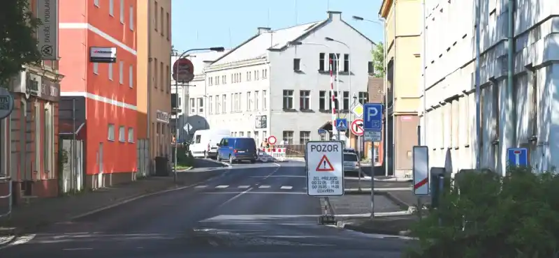 Uzavřený železniční přejezd ve Staré Roli
