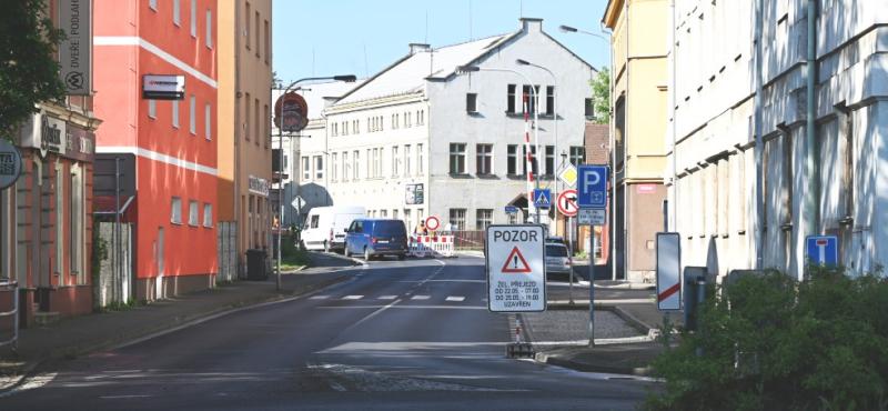 Uzavřený železniční přejezd ve Staré Roli
