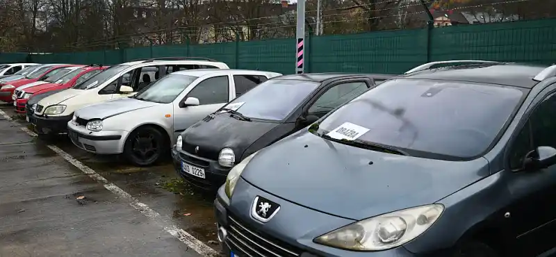 Řada odstavených automobilů připravených k dražbě