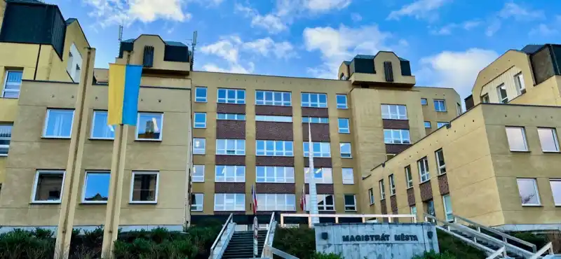 Vlajka Ukrajiny na stožáru před karlovarským magistrátem