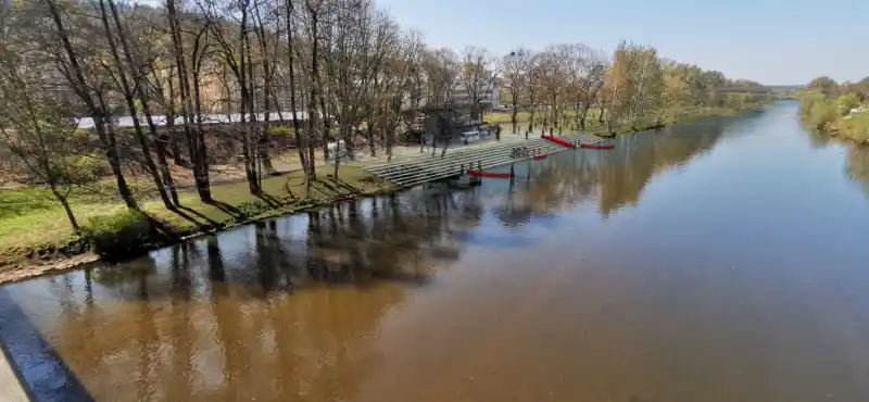 Vizualizace náplavky na pravém břehu Ohře při pohledu z Chebského mostu