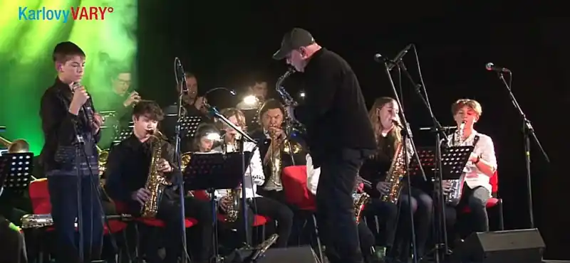 Záběr z přenosu Muzikanti pomáhají