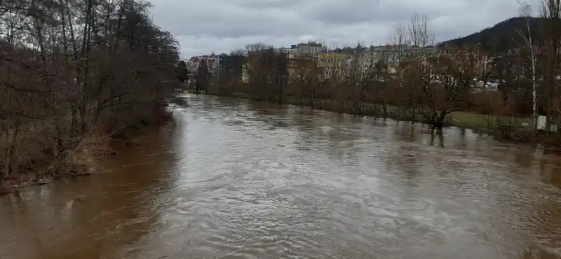 Tok řeky Ohře v Karlových Varech