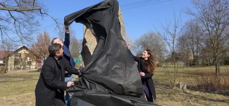 Obnovený památník v Olšových Vratech
