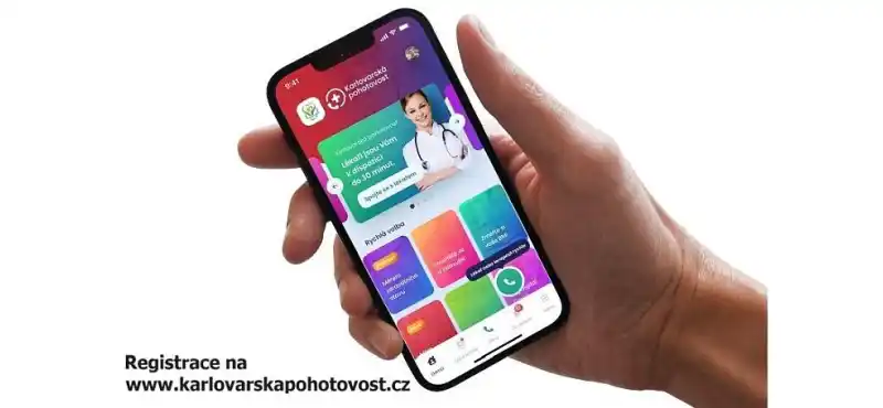 Obrázek ruky s telefonem, na kterém běží aplikace Karlovarská pohotovost
