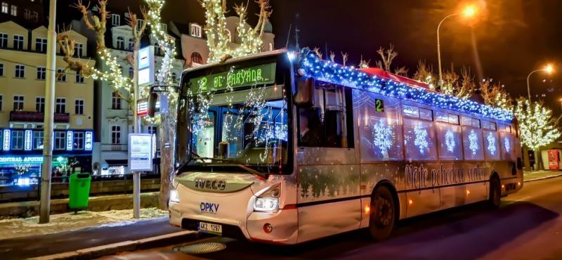 Vánoční bus ve městě