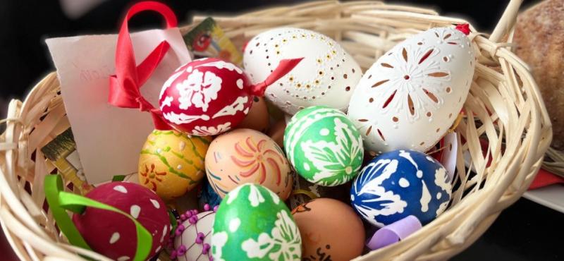 Velikonoční vajíčka v košíku