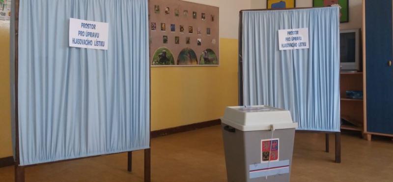 Volební místnost s volební schránkou