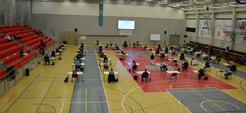 Zastupitelstvo v hale míčových sportů