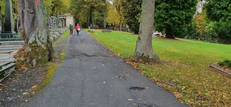 chodník na hřbitově v Drahovicích