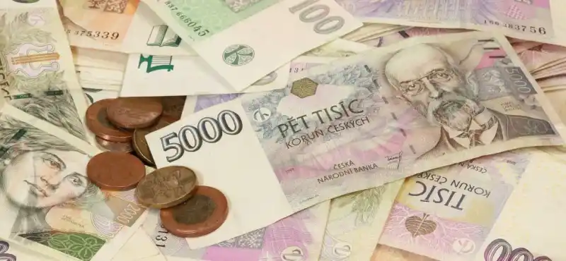Bankovky a mince na stole