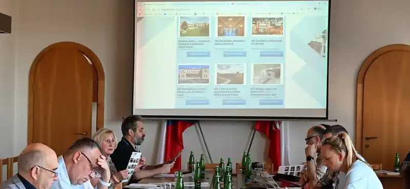 Záběr z tiskové konference soutěže Stavby Karlovarského kraje 2026