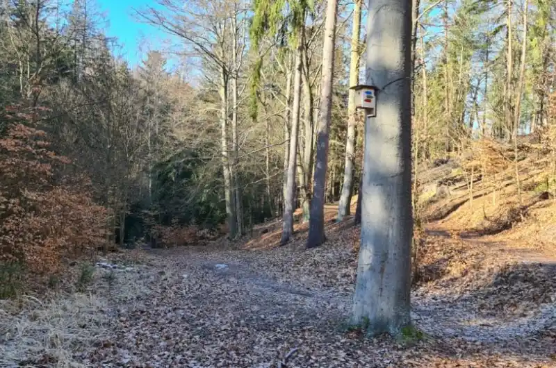 Značení běžeckých tras budkami