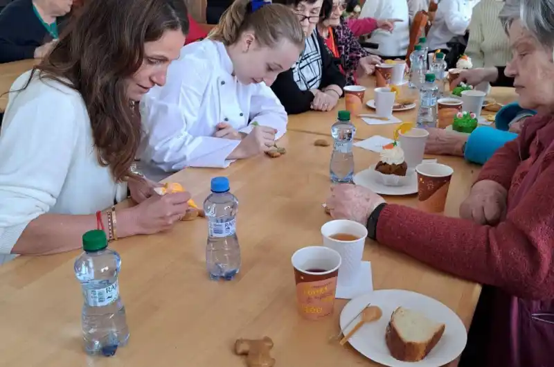 Malování velikonočních perníčků