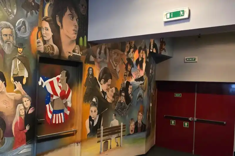 Kino čas - filmová stěna v předsálí