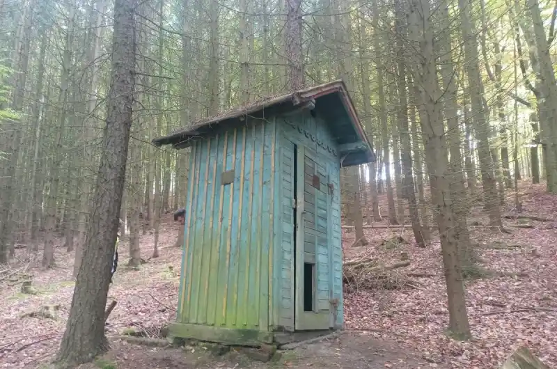 lesní toaleta před rekonstrukcí