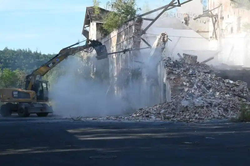 Začíná demolice pivovaruZačíná demolice pivovaru