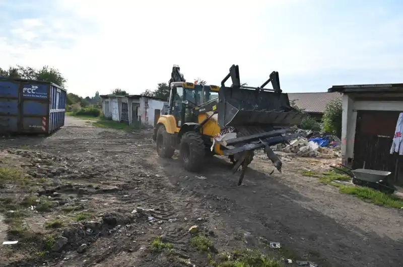 Demolice garáží v Jabloňové ulici