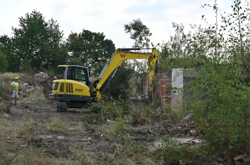 Demolice garáží v Jabloňové ulici