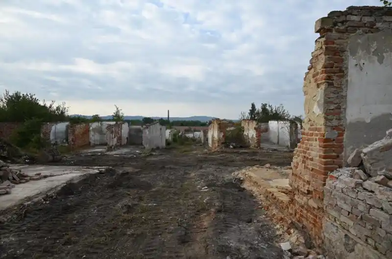 Demolice garáží v Jabloňové ulici