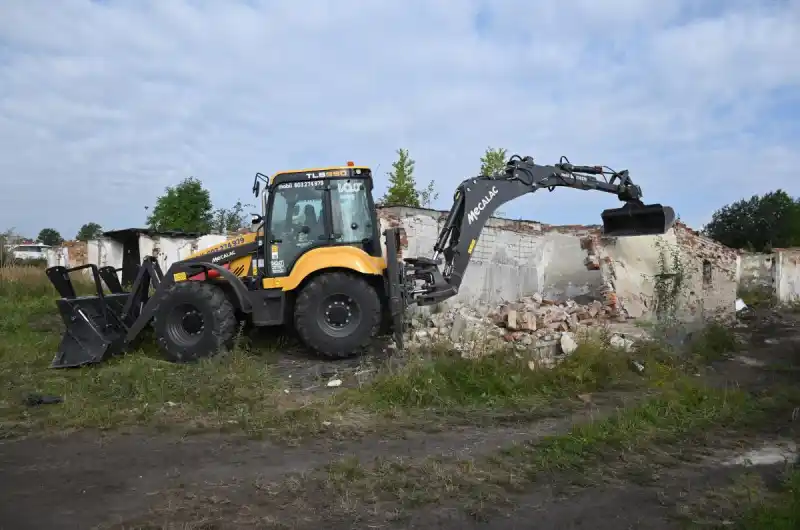 Demolice garáží v Jabloňové ulici