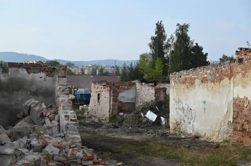 Demolice garáží v Jabloňové ulici