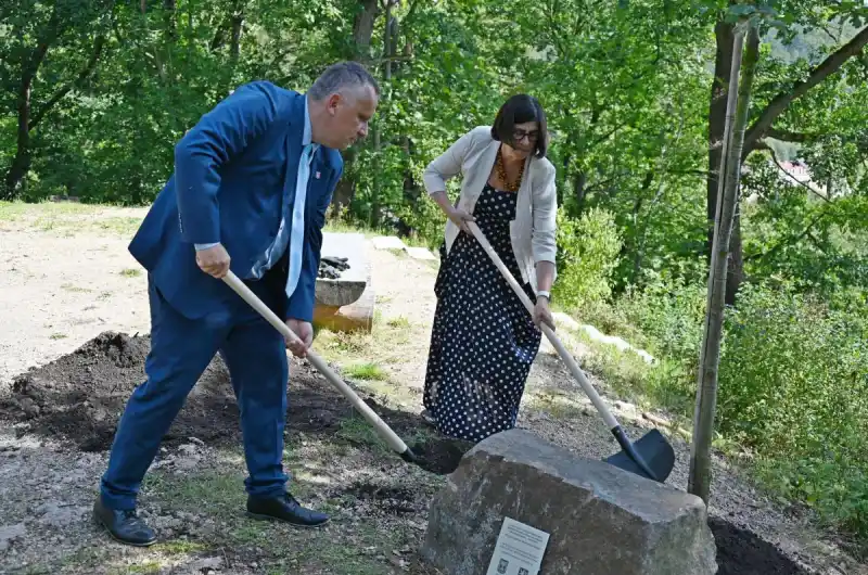 Pamětní strom ke 100 letům od rozhodnutí o Hebrejské univerzitě