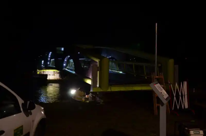 Zvedání lávky na Meandru Ohře