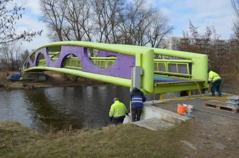 Spouštění lávky pro pěší a cyklisty na Meandru