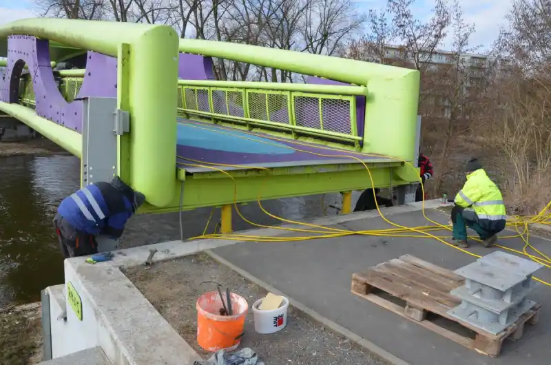 Spouštění lávky pro pěší a cyklisty na Meandru