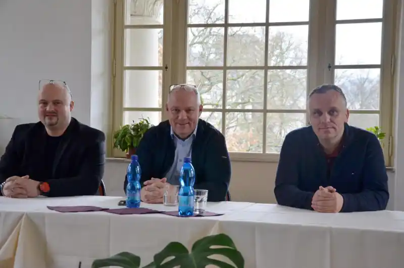 Zleva: Ing. Václav Benedikt, předseda představenstva společnosti Alžbětiny lázně a.s.; Miroslav Vaněk, náměstek primátorky pro majetek města; Martin Dušek, náměstek primátorky pro kulturu a školství. 