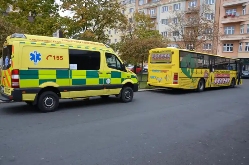 Vozidlo záchranné služby a instrukce na autobusu MHD