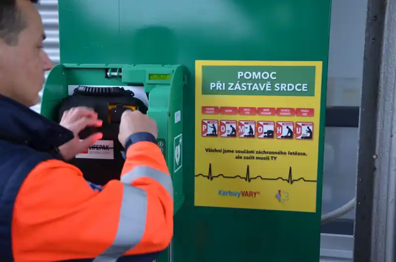 Defibrilátor s návodem