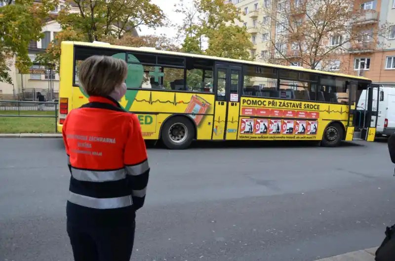 Autobus s instrukcemi pro případ náhlé zástavy srdce