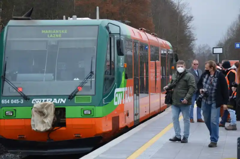 Vlak přijíždí do zastávky Karlovy Vary-Aréna