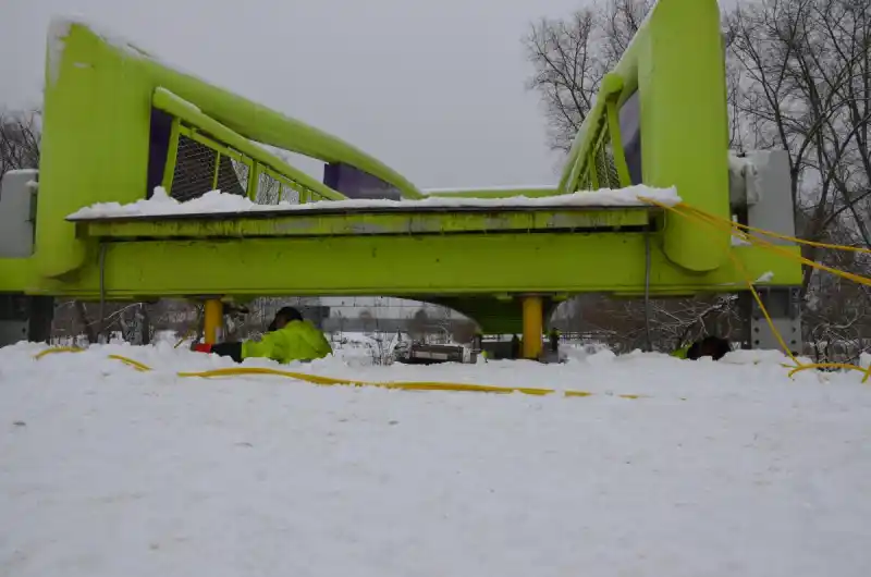 Lávka napůl zdvižená