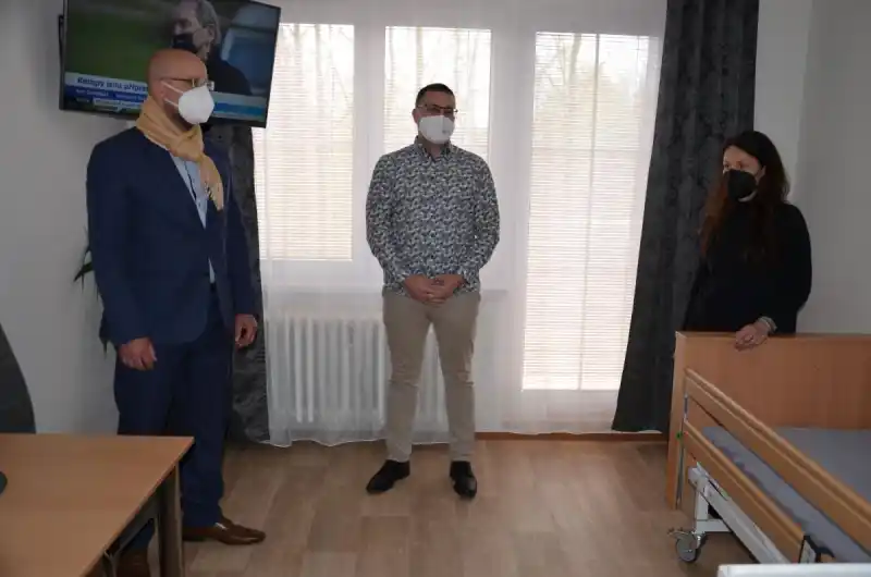 Náměstek primátorky Tomáš Trtek, ředitel Petr Myšák, primátorka Andrea Pfeffer Ferklová při otevření pracoviště odlehčovací služby